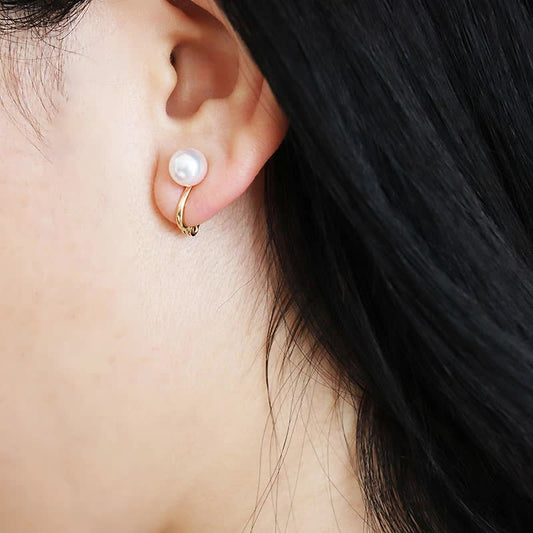Akoya pearl K18YG earrings 7.5-8mm Earrings that won't hurt your ears Springs and cushions are devised