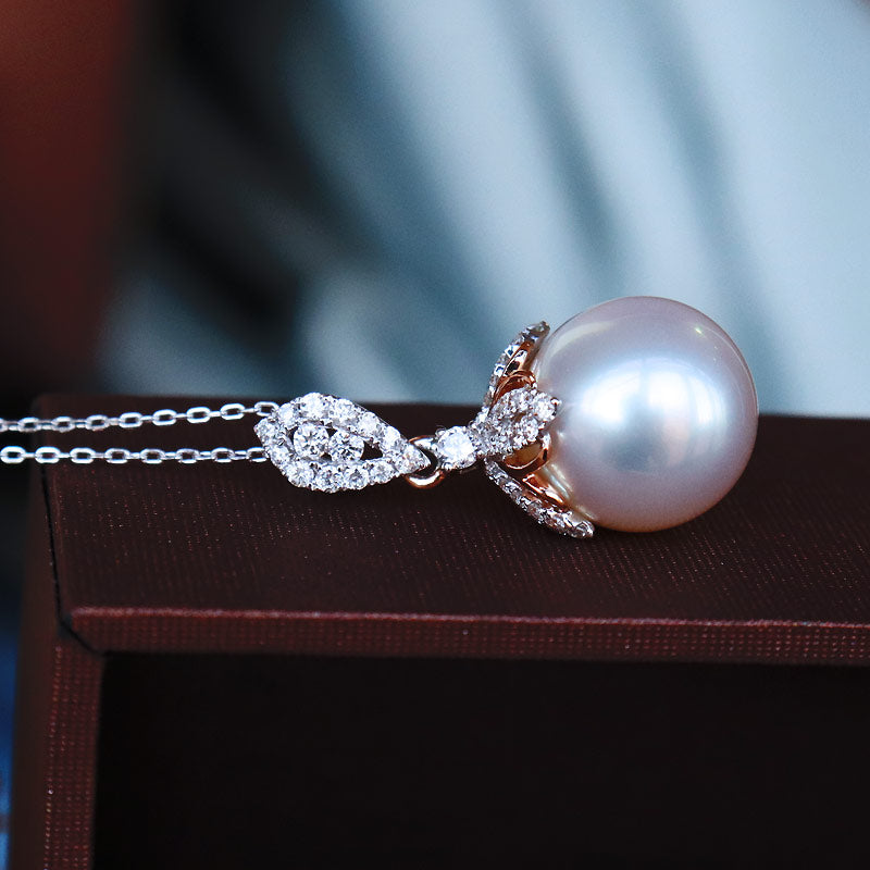 K18/K18WG South Sea pearl white butterfly pearl 12mm DIA pearl diamond pendant top D0.37ct 24pc diamond southsea pearl necklace [pendant top only] [without chain]